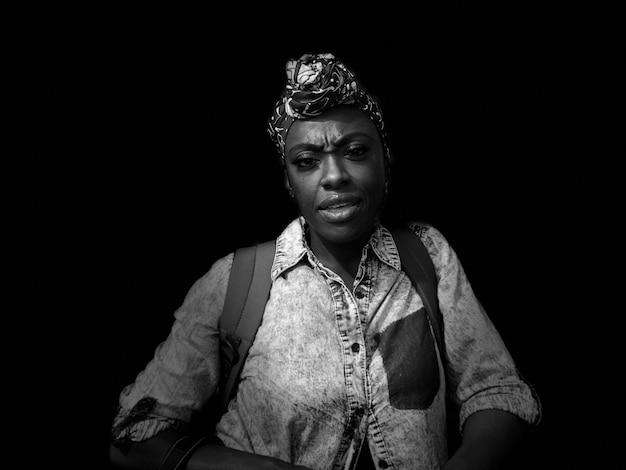 Photo portrait of woman wearing bandana against black background