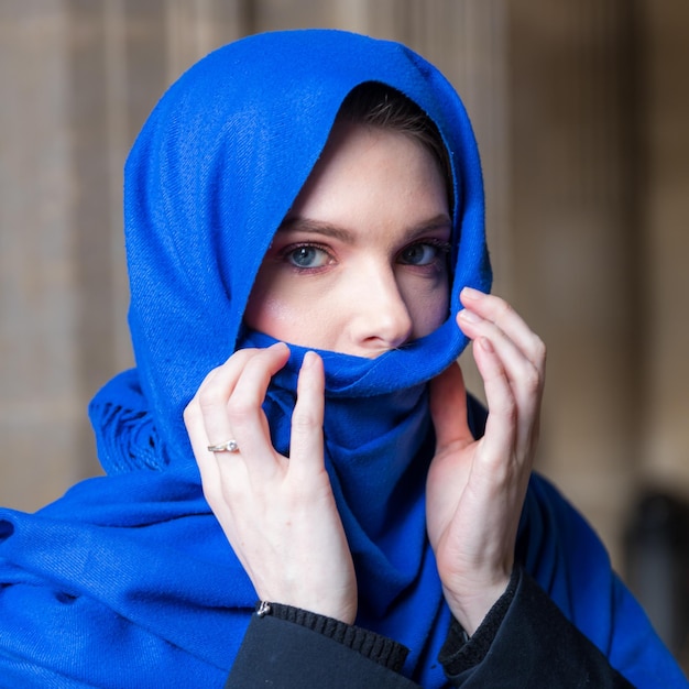Foto ritratto di una donna che indossa una sciarpa blu