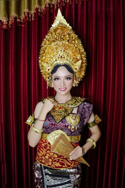 Photo portrait of woman wearing costume against backdrop