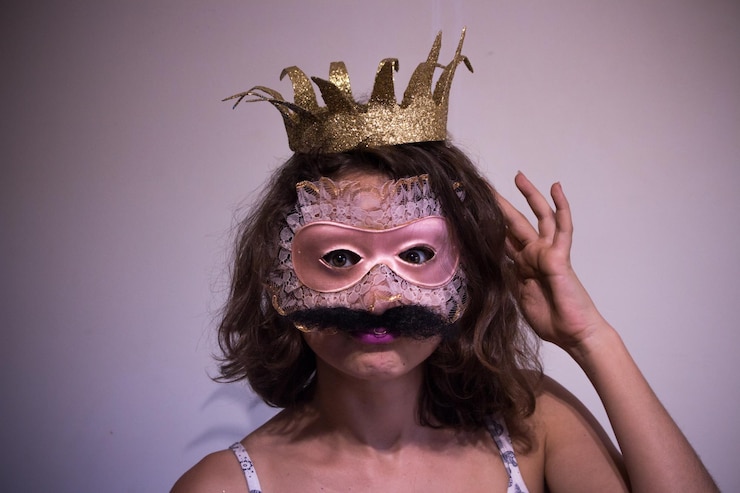 Photo portrait of woman wearing crown and mask with mustache