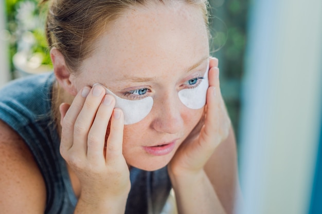 Photo portrait of woman wearing eye patches