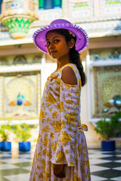 Photo portrait of woman wearing hat standing outdoors