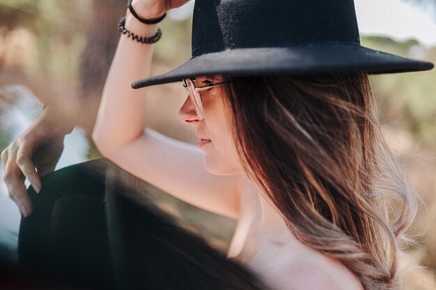 Foto ritratto di una donna che indossa un cappello