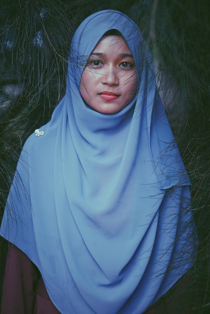 Photo portrait of woman wearing hijab by branch