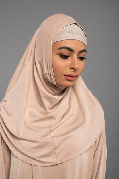 Photo portrait of woman wearing hijab isolated