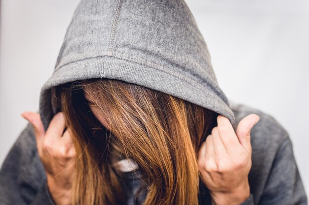 Foto ritratto di una donna che indossa un cappuccio