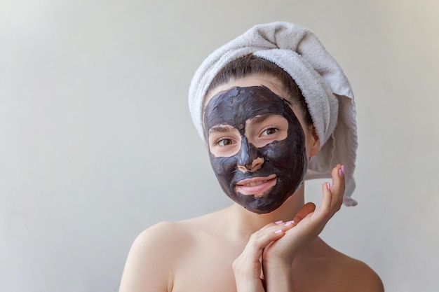 Photo portrait of woman wearing mask against white background