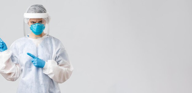 Foto ritratto di una donna che indossa una maschera su uno sfondo bianco