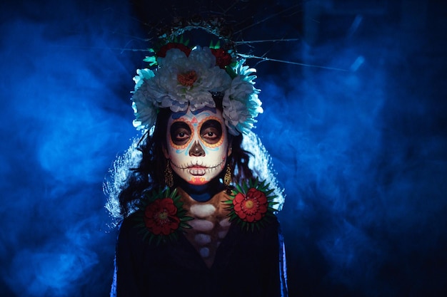 Photo portrait of woman wearing mask in dark