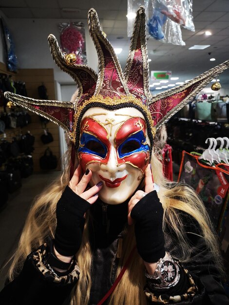 Foto ritratto di una donna che indossa una maschera