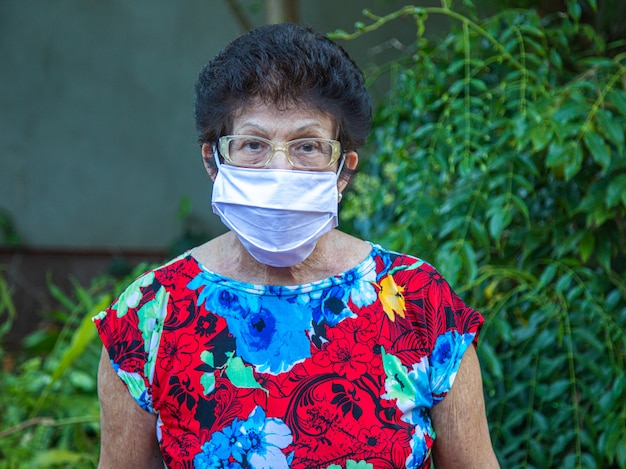 Foto ritratto di una donna che indossa una maschera medica
