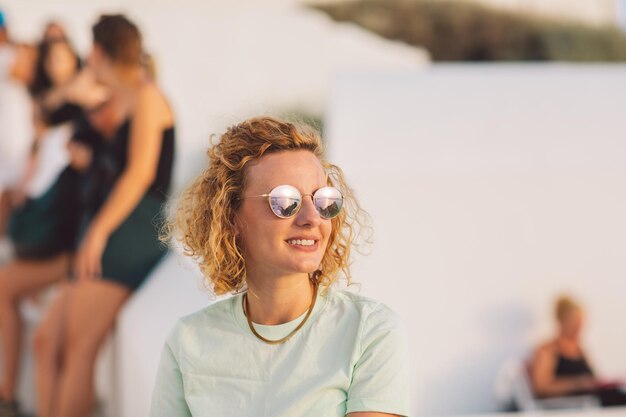 Foto ritratto di una donna che indossa occhiali da sole