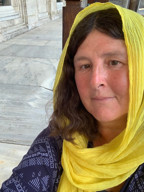 Photo portrait of woman wearing yellow headscarf