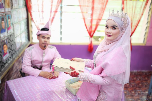 Photo portrait of woman wedding invitations while standing by man