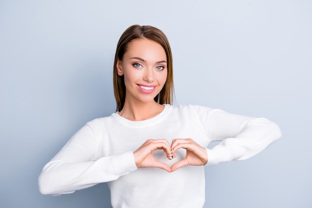 Photo portrait of woman in white pullover isolated on grey