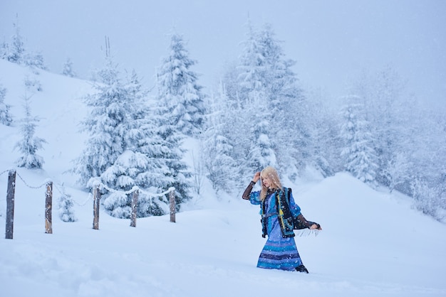 Ritratto di donna sulla giornata invernale sul paesaggio innevato