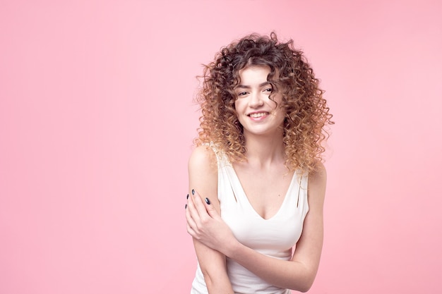 Foto ritratto di donna con acconciatura riccioli afro