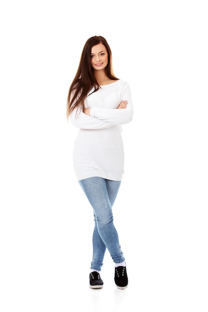 Photo portrait of woman with arms crossed while standing against white background