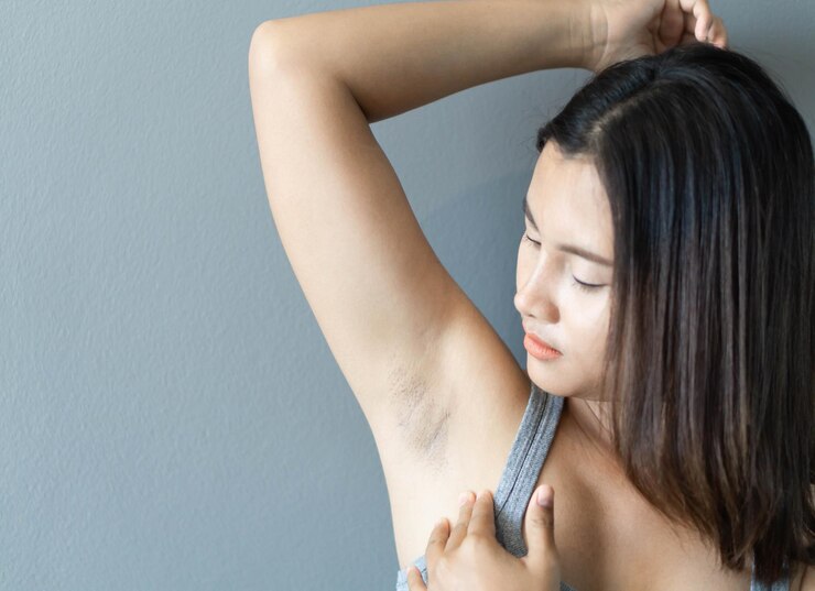 Photo 색 배경 에 팔 을 들고 있는 여자 의 초상화