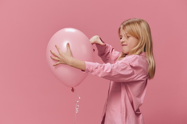 Photo portrait of woman with balloons against blue background