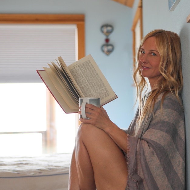 Foto ritratto di una donna con un libro