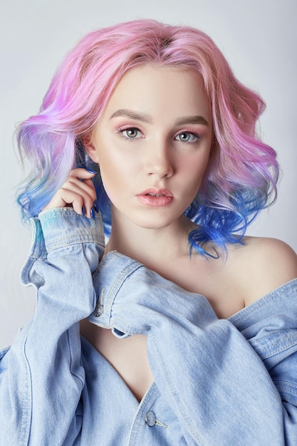 Ritratto di una donna dai capelli svolazzanti dai colori accesi, tutte le sfumature del viola. colorazione dei capelli, belle labbra e trucco. capelli svolazzanti al vento. ragazza sexy con i capelli corti. colorazione professionale