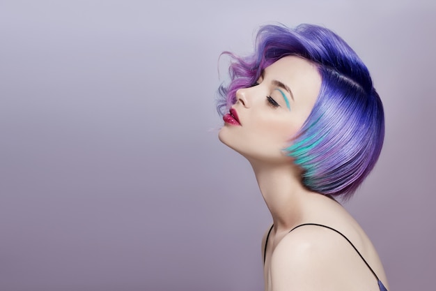 Ritratto di donna con i capelli volanti colorati luminosi