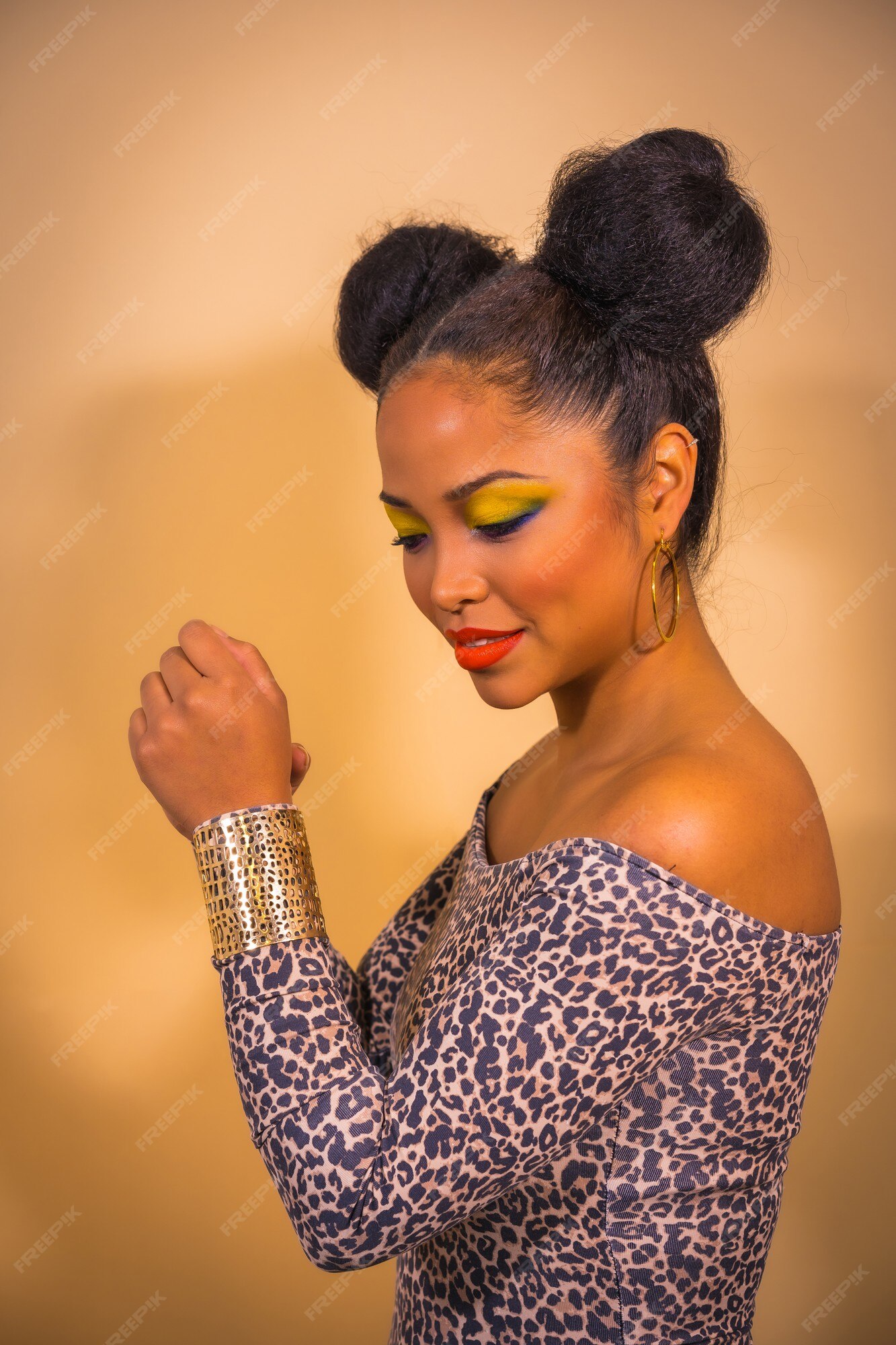 Premium Photo | Portrait of a woman with bright makeup and two side bun  hairstyle doing a claw gesture