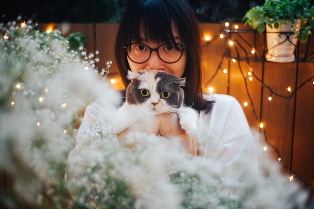 Photo portrait of woman with cat at home