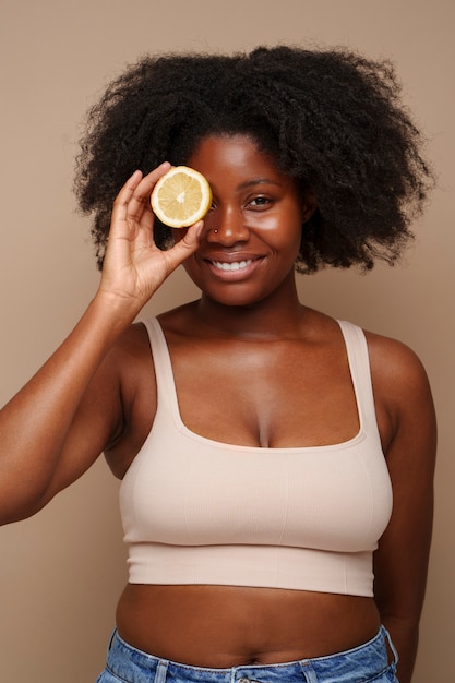 Photo portrait of woman with citrus for beauty