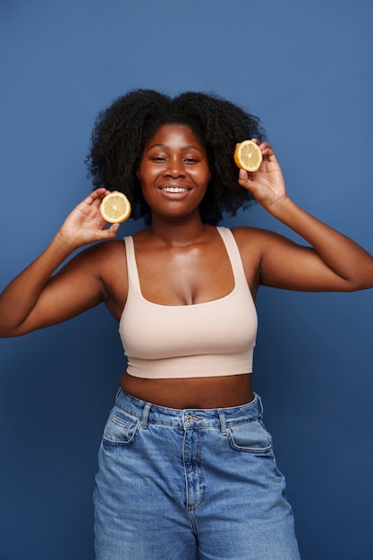 Photo portrait of woman with citrus for beauty