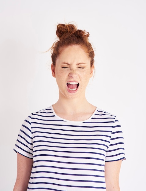 Photo portrait of woman with closed eyes shouting  shot