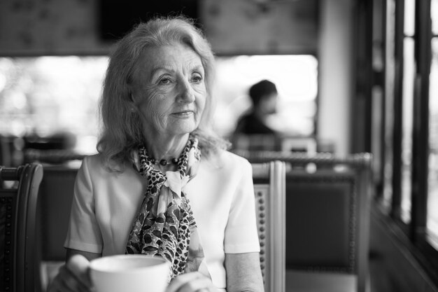 Photo portrait of woman with coffee