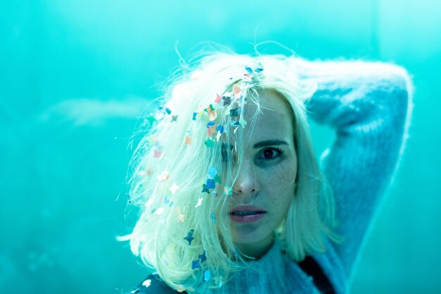 Foto ritratto di una donna con i confetti nei capelli