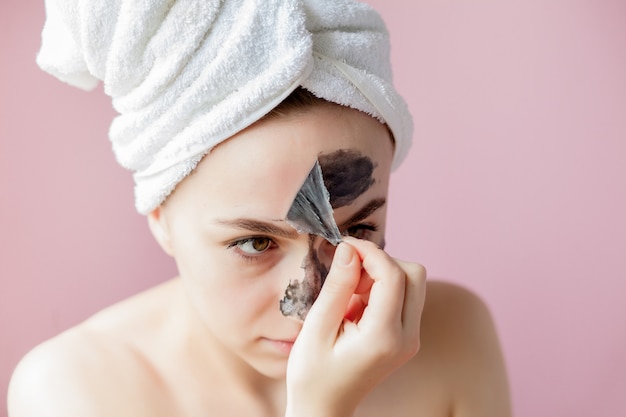 Photo portrait of a woman with cosmetic mask