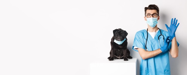 Photo portrait of woman with dog against white background