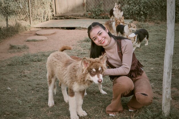 Foto ritratto di una donna con un cane sul campo