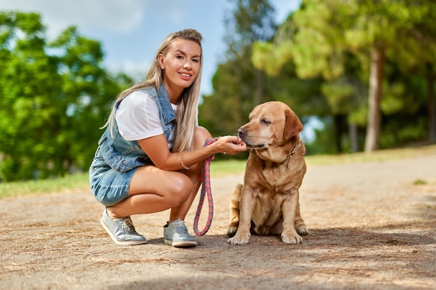 公園で犬と一緒に女性の肖像画。