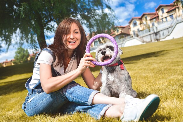 Foto donna del ritratto con il cane nel parco