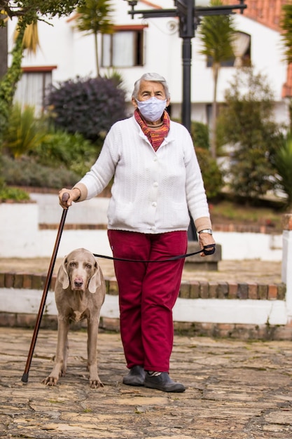 外に立っている犬を持つ女性の肖像画