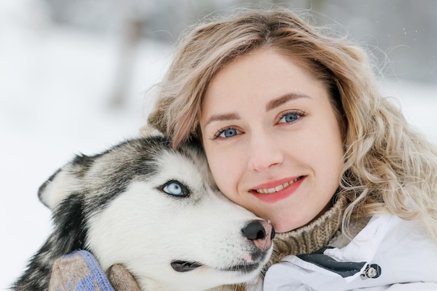 冬の犬と一緒にいる女性の肖像画