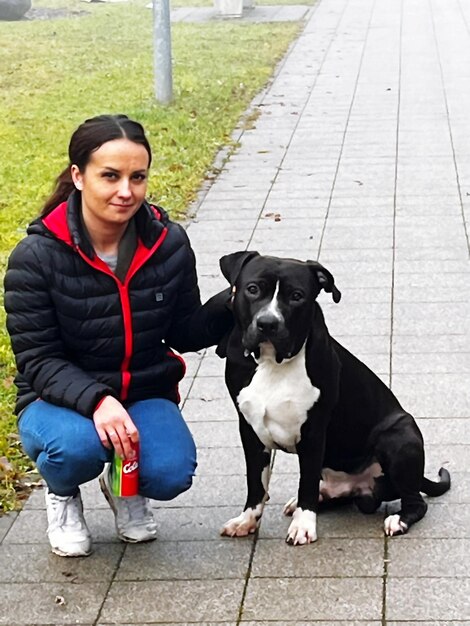 Foto ritratto di una donna con un cane