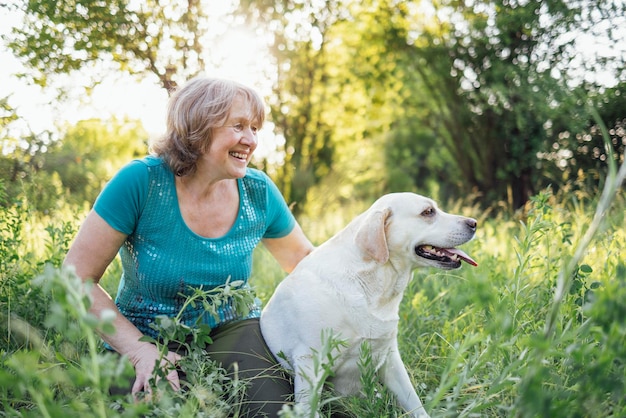 犬と一緒にいる女性の肖像画