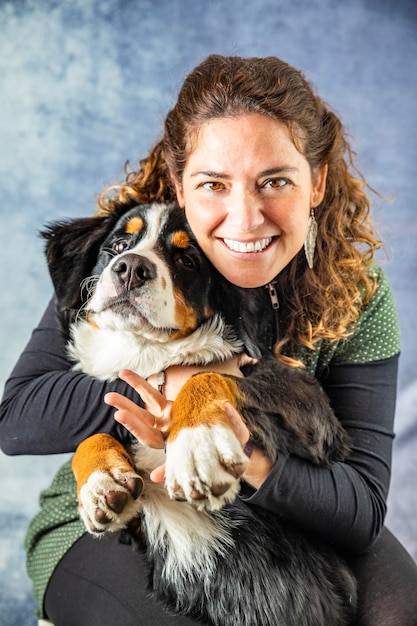 Foto ritratto di una donna con un cane
