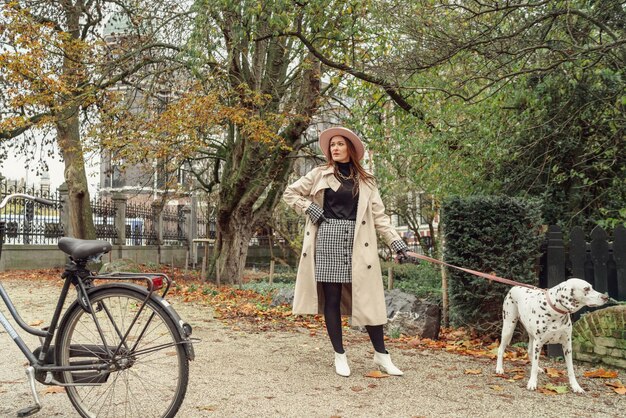 Photo portrait of woman with dog