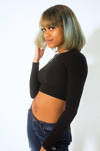 Photo portrait of woman with dyed hair standing against white background