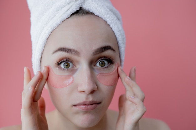 Photo portrait of woman with eye patches