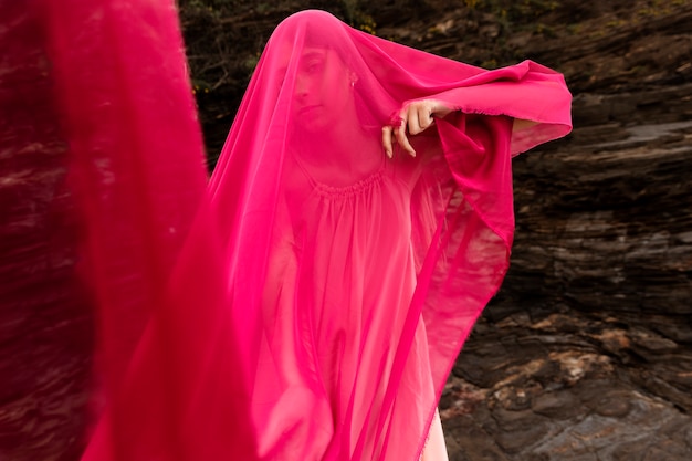 Photo portrait of woman with face covered by veil at the beach