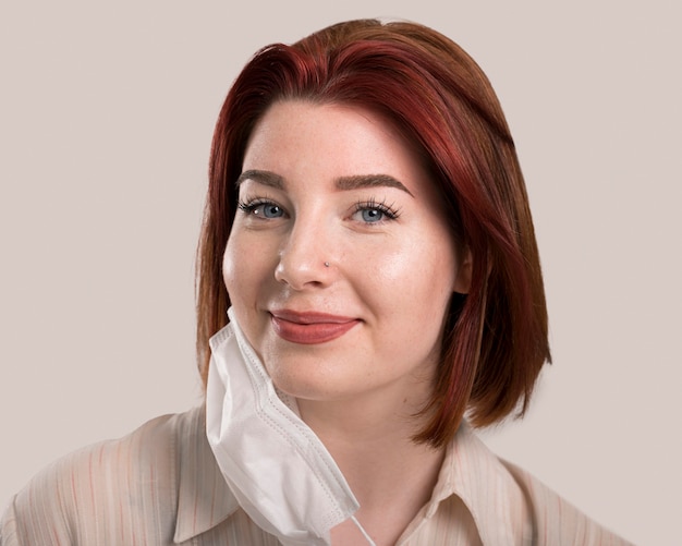 フェイスマスクの概念を持つ女性の肖像画