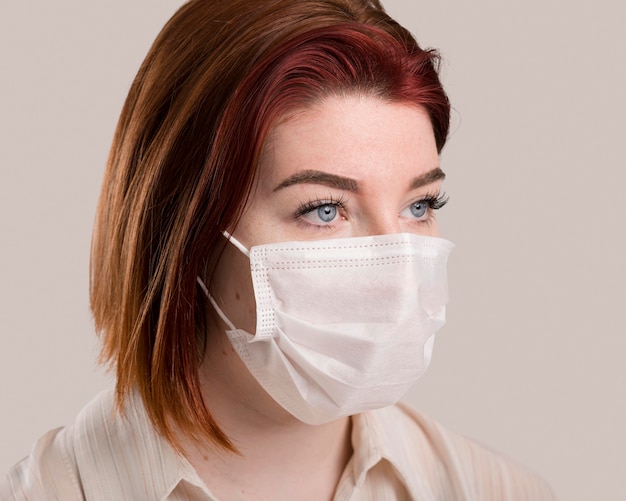 Photo portrait of woman with face mask concept